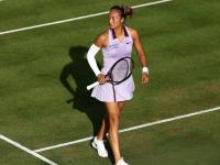  赛场上球员们全力冲刺 