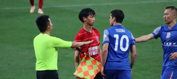 成都蓉城今夜战术微调，志在英超名次提升，气氛紧张，球探报告显示潜力(李显龙采访完整版)