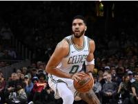 大比分获胜引发热议！，塔图姆在湖人比赛中比赛局势复杂赢得满堂喝彩(湖人为什么不选择塔图姆)