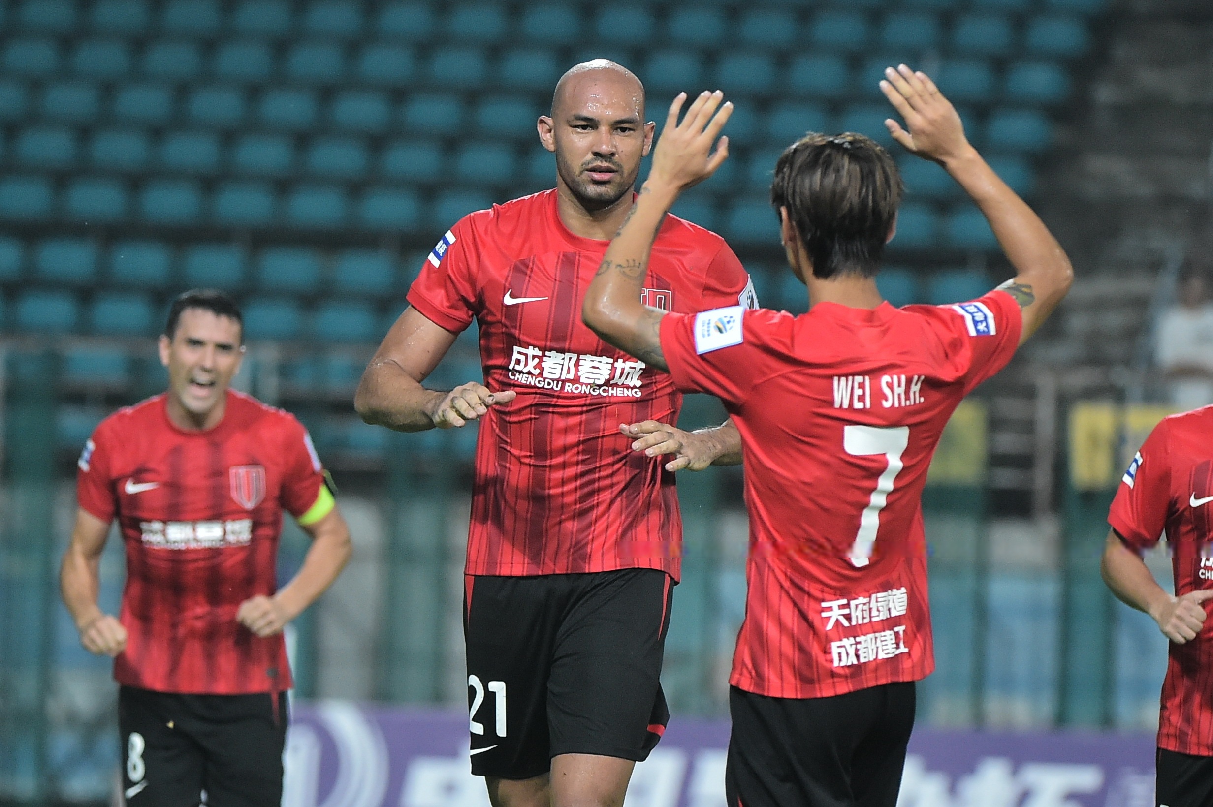 成都蓉城今夜战术微调，志在英超名次提升，气氛紧张，球探报告显示潜力(李显龙采访完整版)